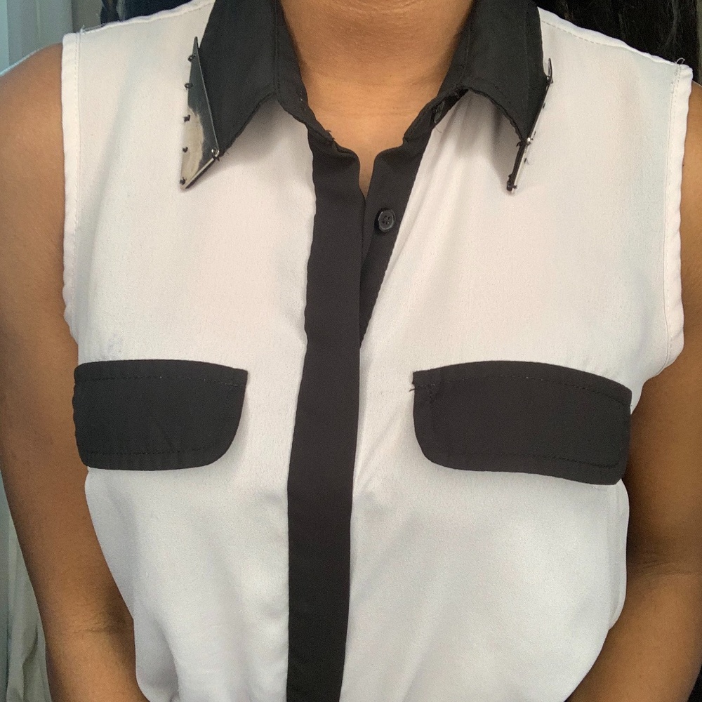White & BlacSleeveless button down w/ Gold collars